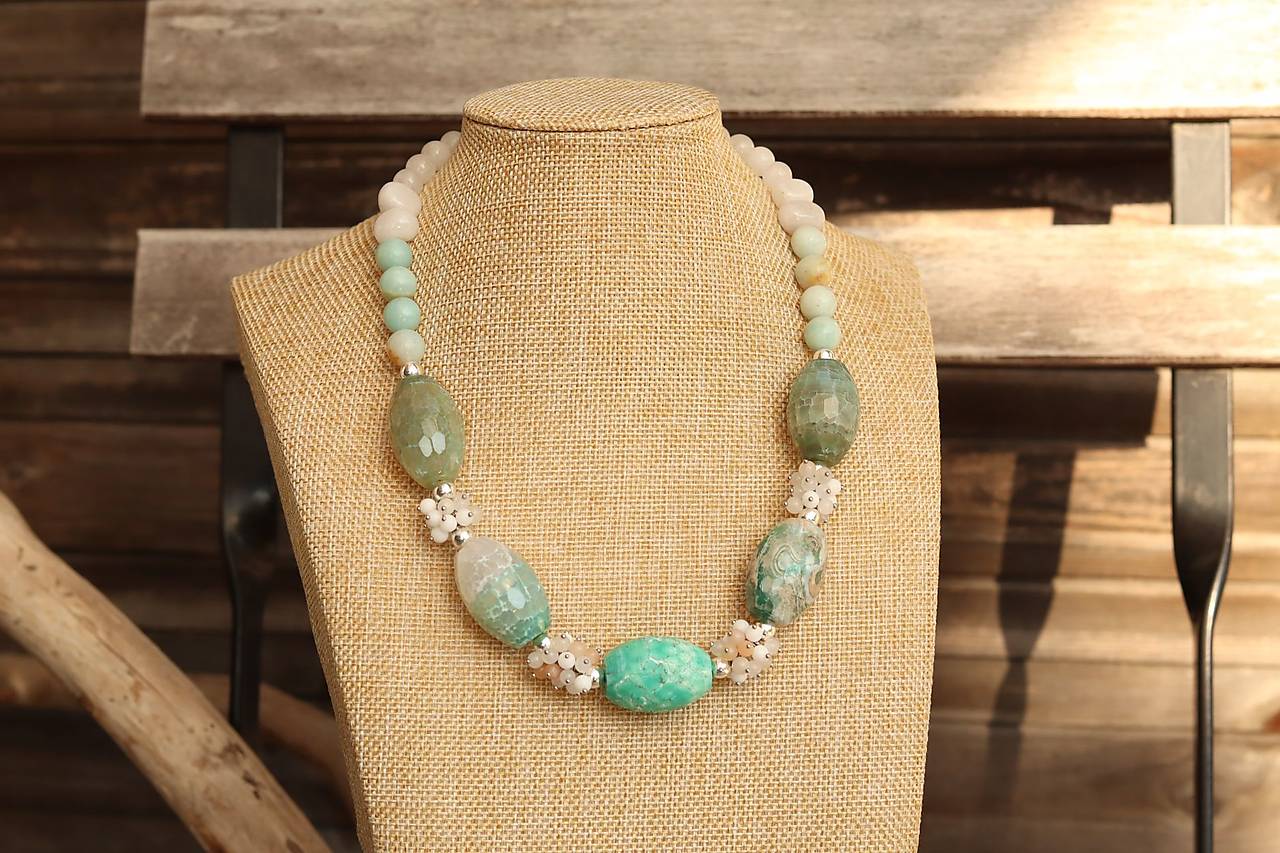 Mohutný náhrdelník s minerálmi achát, amazonit, jadeit