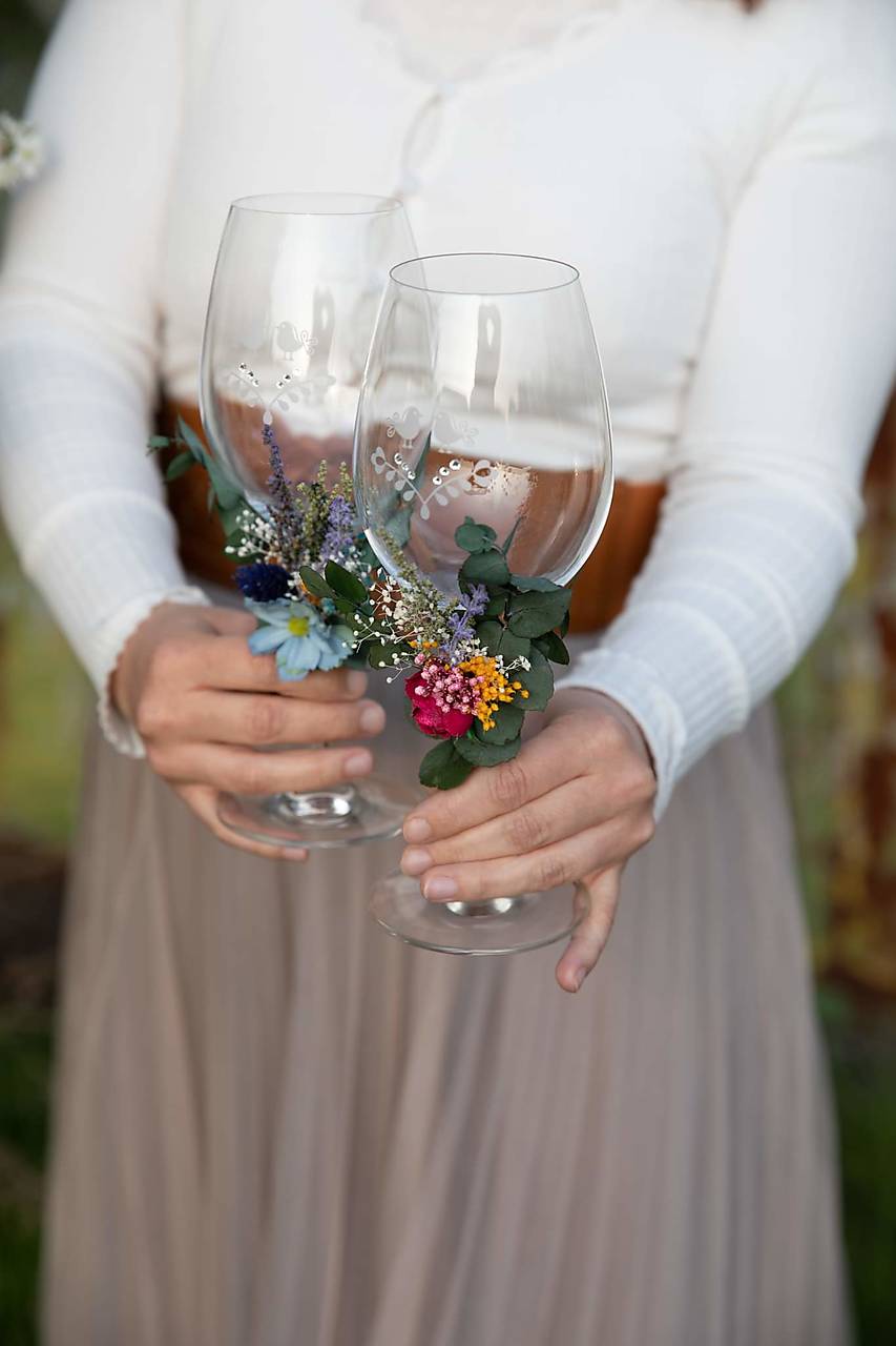 Kvetinová ozdoba na svadobné poháre 