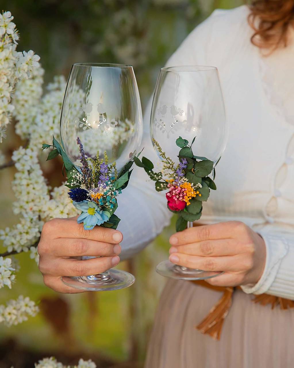Kvetinová ozdoba na svadobné poháre 