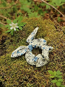 Ozdoby do vlasov - Ušatá scrunchies ľanová gumička modré vtáčiky - 13465780_
