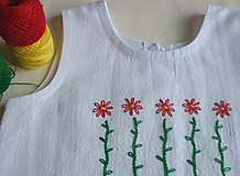 Detské oblečenie - Šatočky biele ľanové, vyšité červené kvietky - 13467526_