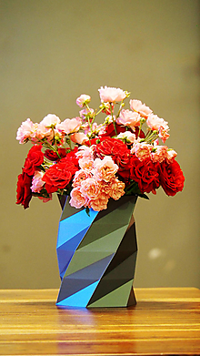Dekorácie - Malá váza s lowpoly vzorom a metalickým efektom / Moderná a abstraktná dekorácia do domácnosti - 13467153_