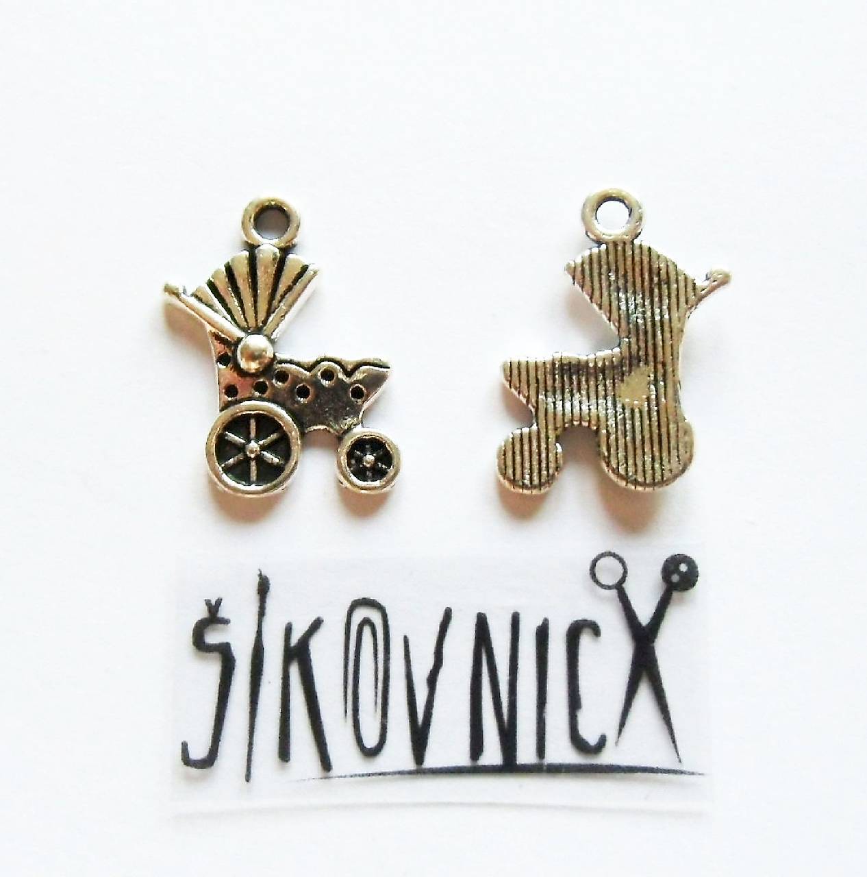 PR2 - kovový prívesok - kočík, 19x15 mm