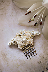 Ozdoby do vlasov - Perlový svadobný ivory hrebienok / soutache - 13470469_