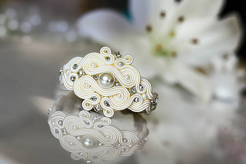 Náramky - Perlový svadobný ivory náramok / soutache - 13470507_