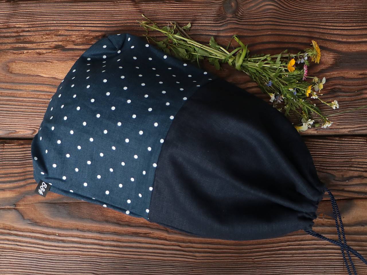 Ľanové vrecko na chlieb bodka na tmavomodrej