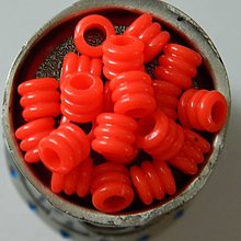 Korálky - Korálky plastové na navliekanie, 6x6 mm červené rúrky - 13474333_
