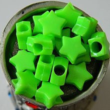 Korálky - Korálky plastové na navliekanie, 10 mm zelené hviezdičky 4mm prievlak - 13474360_