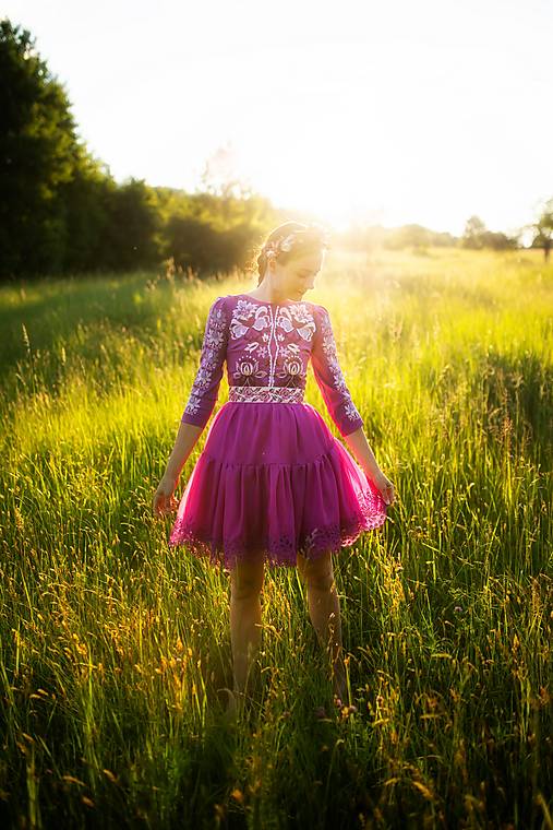 krátke fialové šaty Zámutovské kvety