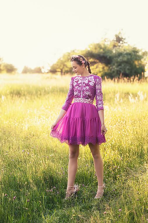 krátke fialové šaty Zámutovské kvety