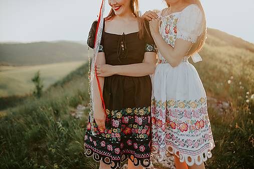 čierny crop Zámutovské kvety
