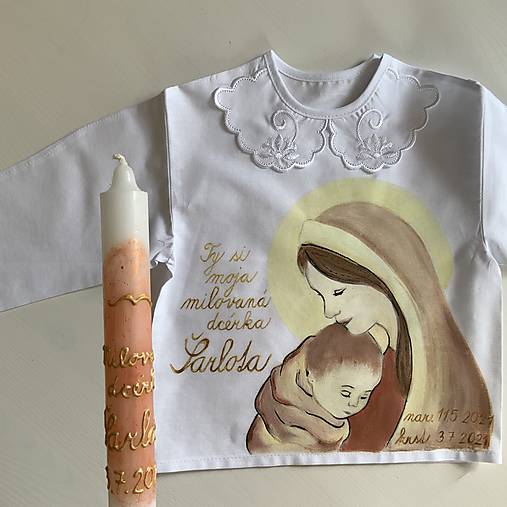 Maľovaná krstná košieľka s bábätkom v náručí Panny Márie (+ svieca v bronzovo zlatej)