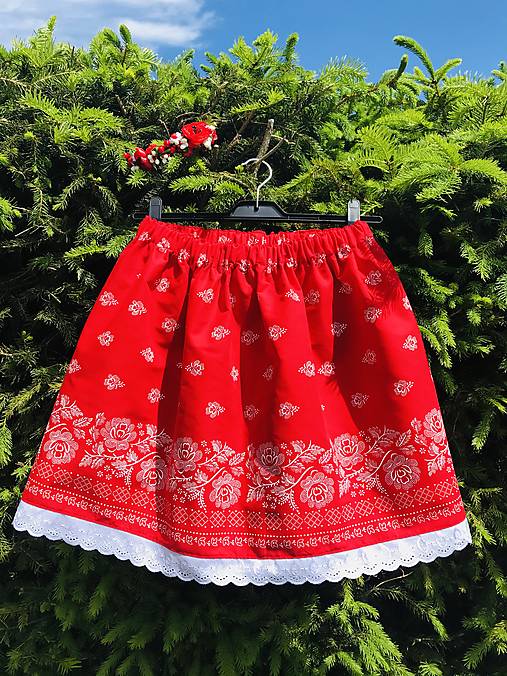 Folklórna sukňa Ľudka v červenej