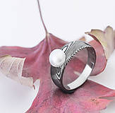 Prstene - Ručne kovaný zásnubný prsteň damasteel s perlou - Liena - 13489569_
