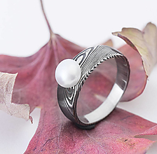 Prstene - Ručne kovaný zásnubný prsteň damasteel s perlou - Liena (vzor dřevo) - 13489627_