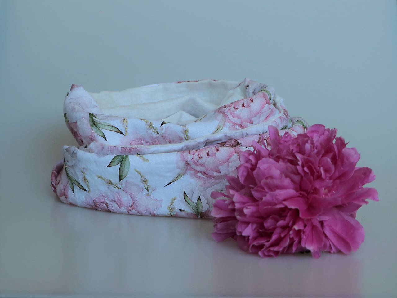 Štýlový ľahučký ľanový nákrčník pivónie