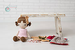 Hračky - Bábika s oblečením v obojstrannom bavlnenom vrecku - 13492675_