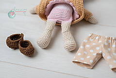 Hračky - Bábika s oblečením v obojstrannom bavlnenom vrecku - 13492677_