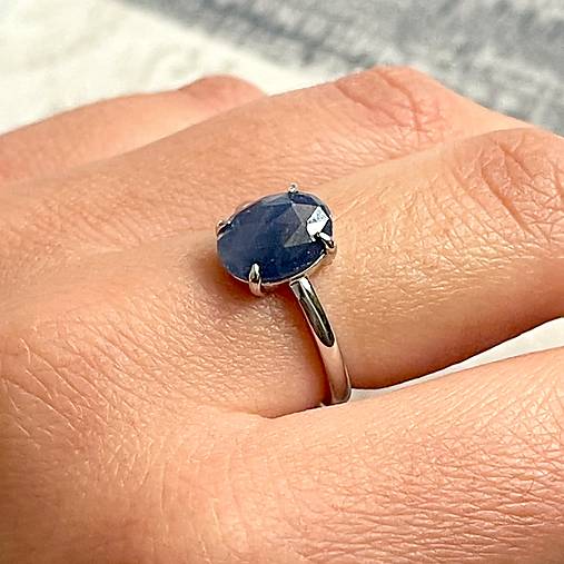 Sapphire Silver Ring AG925 / Jemný strieborný prsteň so zafírom