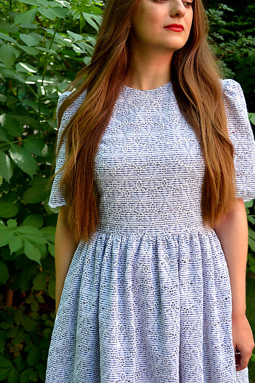 Madeirové prúžkované šaty s riasenou sukňou 