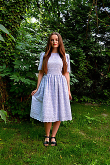 Šaty - Madeirové prúžkované šaty s riasenou sukňou - 13505364_