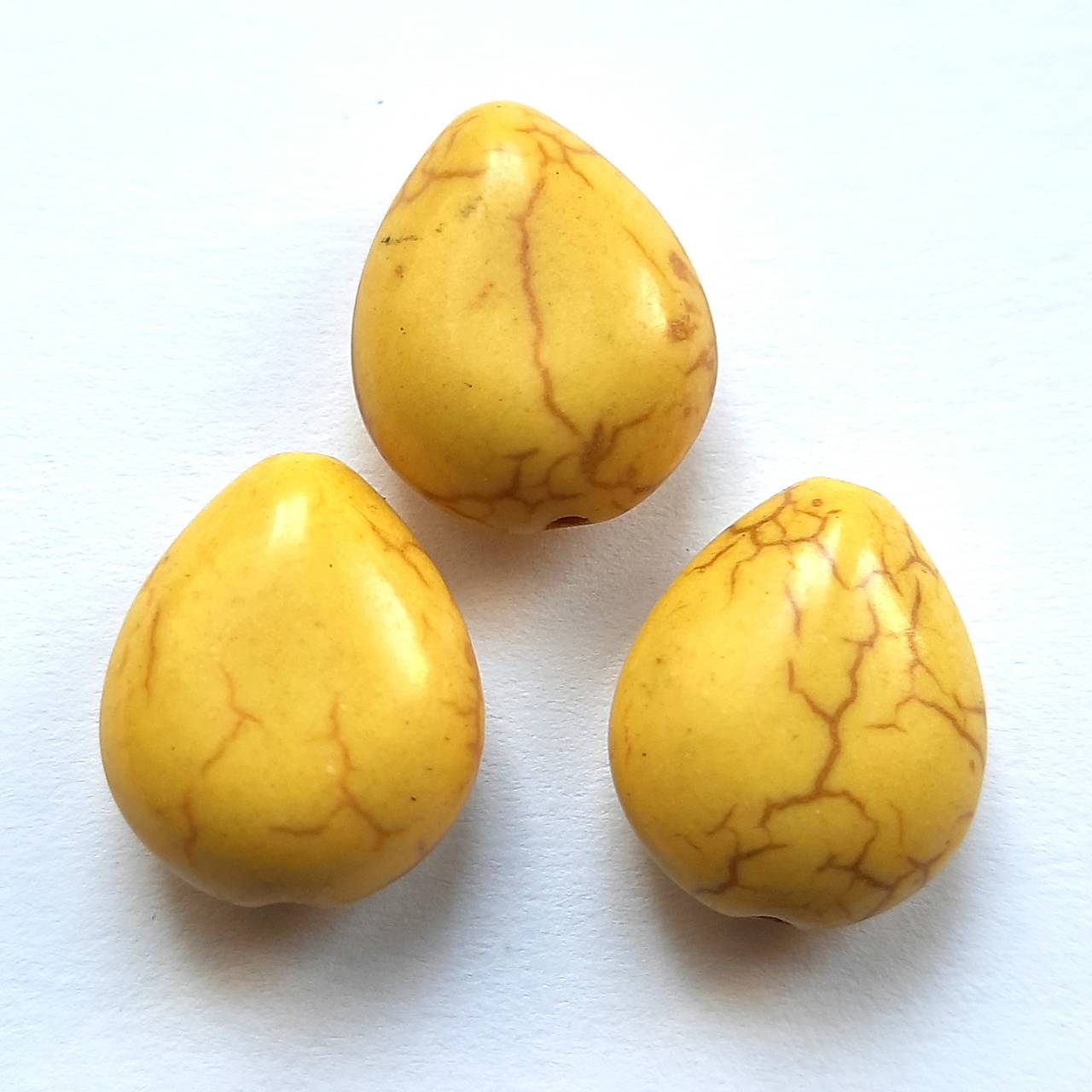 Prírodný kameň howlit-kvapka-1ks (14,5x12mm-žltá)