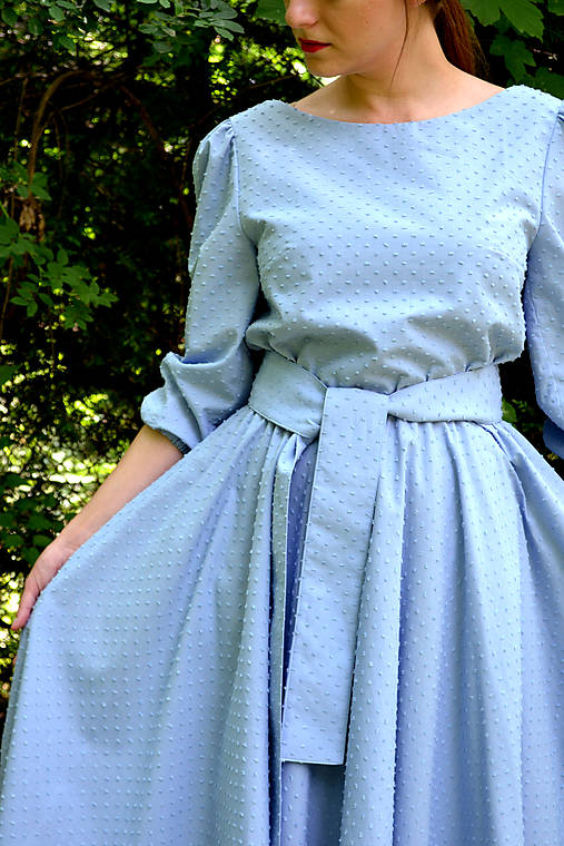 Šaty z  nadýchanej bavlny s bodkovanou štruktúrou – zamračená modrá 