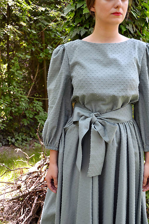 Šaty z  nadýchanej bavlny s bodkovanou štruktúrou – eukalyptová  