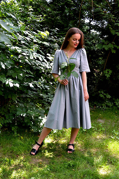 Madeirové šaty  s riaseným vrškom, výrazným pásom a riasenou sukňou  - sivo-zelená