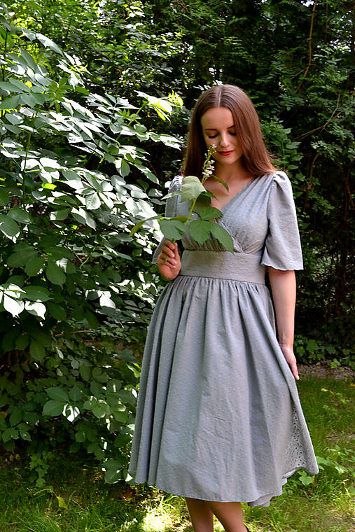 Madeirové šaty  s riaseným vrškom, výrazným pásom a riasenou sukňou  - sivo-zelená