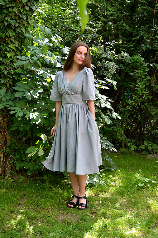 Madeirové šaty  s riaseným vrškom, výrazným pásom a riasenou sukňou  - sivo-zelená