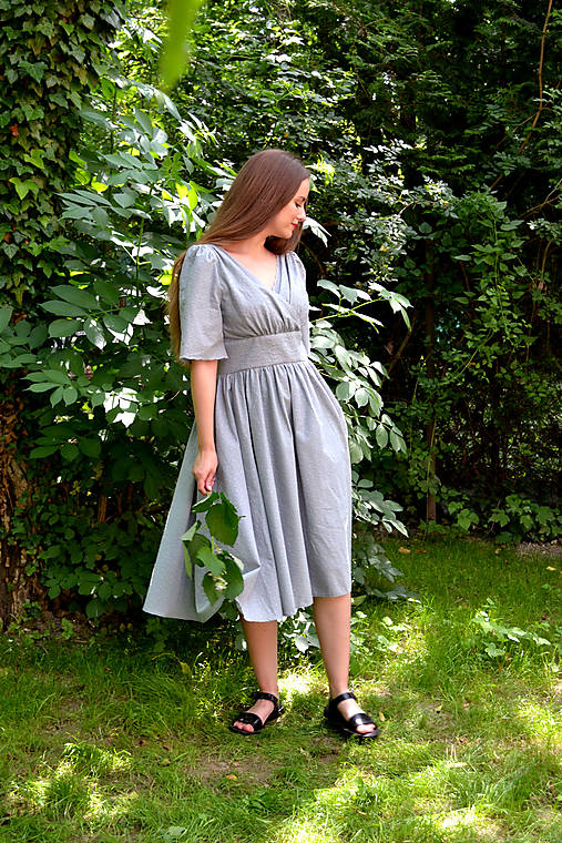 Madeirové šaty  s riaseným vrškom, výrazným pásom a riasenou sukňou  - sivo-zelená
