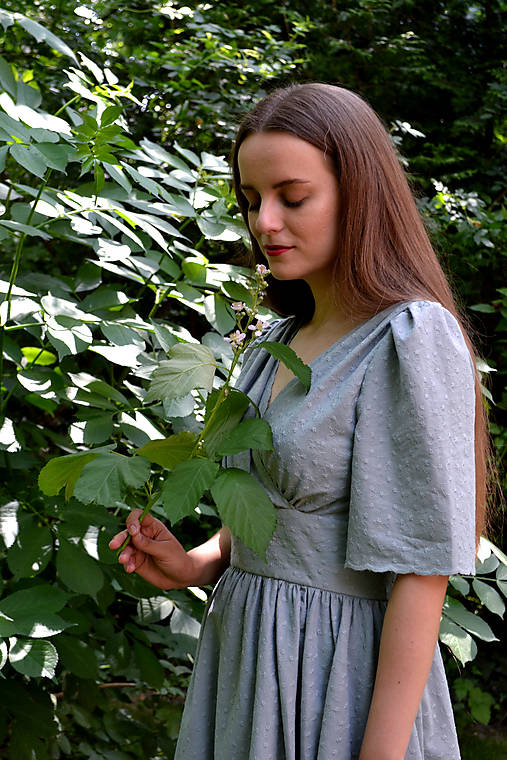 Madeirové šaty  s riaseným vrškom, výrazným pásom a riasenou sukňou  - sivo-zelená