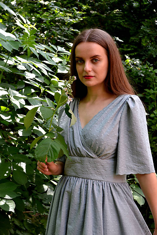 Madeirové šaty  s riaseným vrškom, výrazným pásom a riasenou sukňou  - sivo-zelená