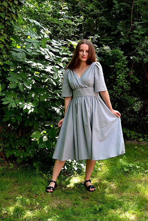 Madeirové šaty  s riaseným vrškom, výrazným pásom a riasenou sukňou  - sivo-zelená