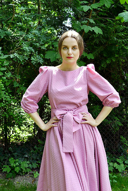 Šaty z  nadýchanej bavlny s bodkovanou štruktúrou – temne ružová 