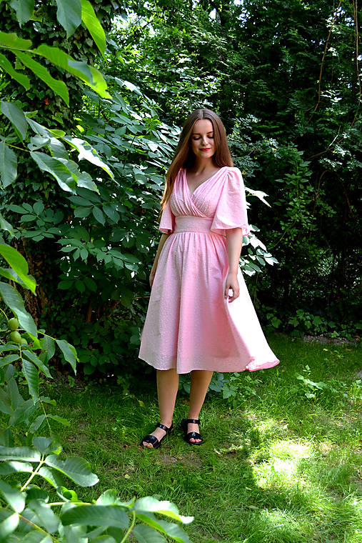 Madeirové šaty  s riaseným vrškom, výrazným pásom a riasenou sukňou  - ružové 