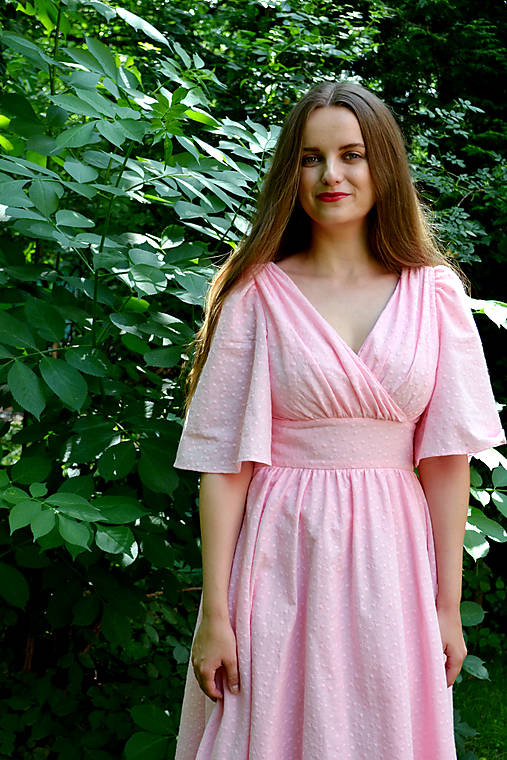 Madeirové šaty  s riaseným vrškom, výrazným pásom a riasenou sukňou  - ružové 