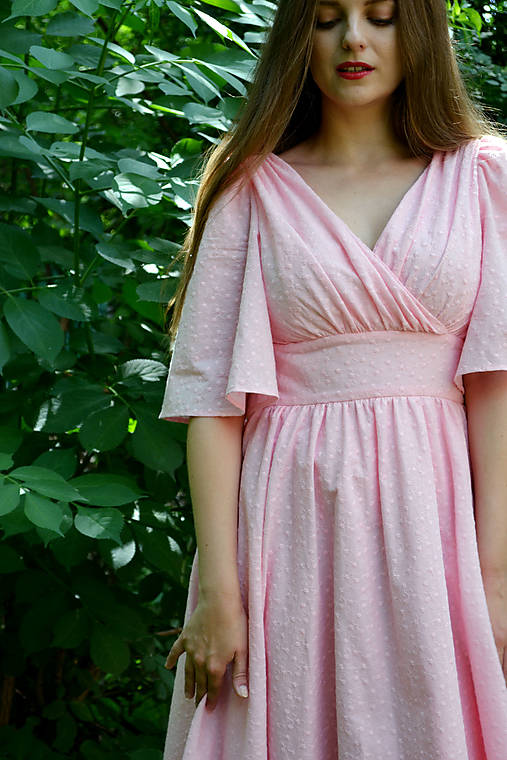 Madeirové šaty  s riaseným vrškom, výrazným pásom a riasenou sukňou  - ružové