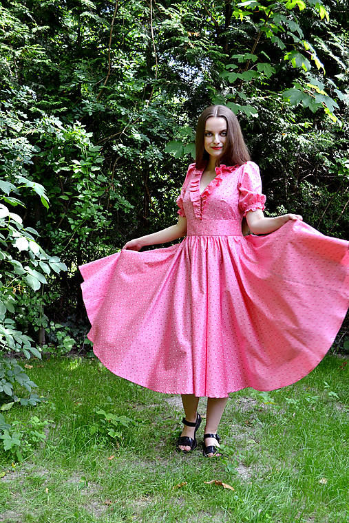 Sladko ružové šaty s kvietkami, volánikom a riasenou sukňou 