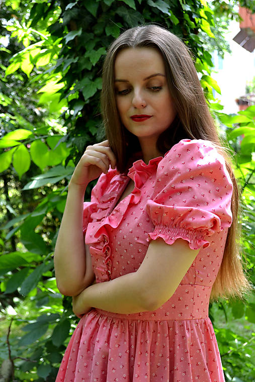Sladko ružové šaty s kvietkami, volánikom a riasenou sukňou 