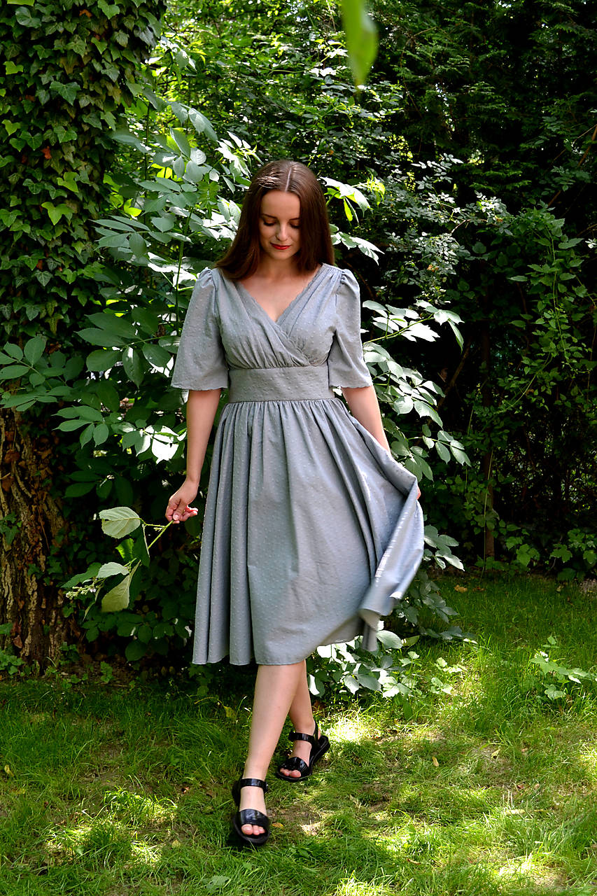 Madeirové šaty  s riaseným vrškom, výrazným pásom a riasenou sukňou  - sivo-zelená