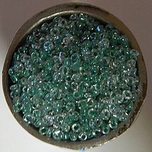 Korálky - Rokajl okrúhly 2mm s prieťahom (kryštál so zeleným prieťahom) - 13529925_