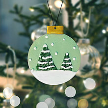 Dekorácie - Vianočná guľa nasnežilo - vianočné stromčeky (ozdoba) - 13534873_