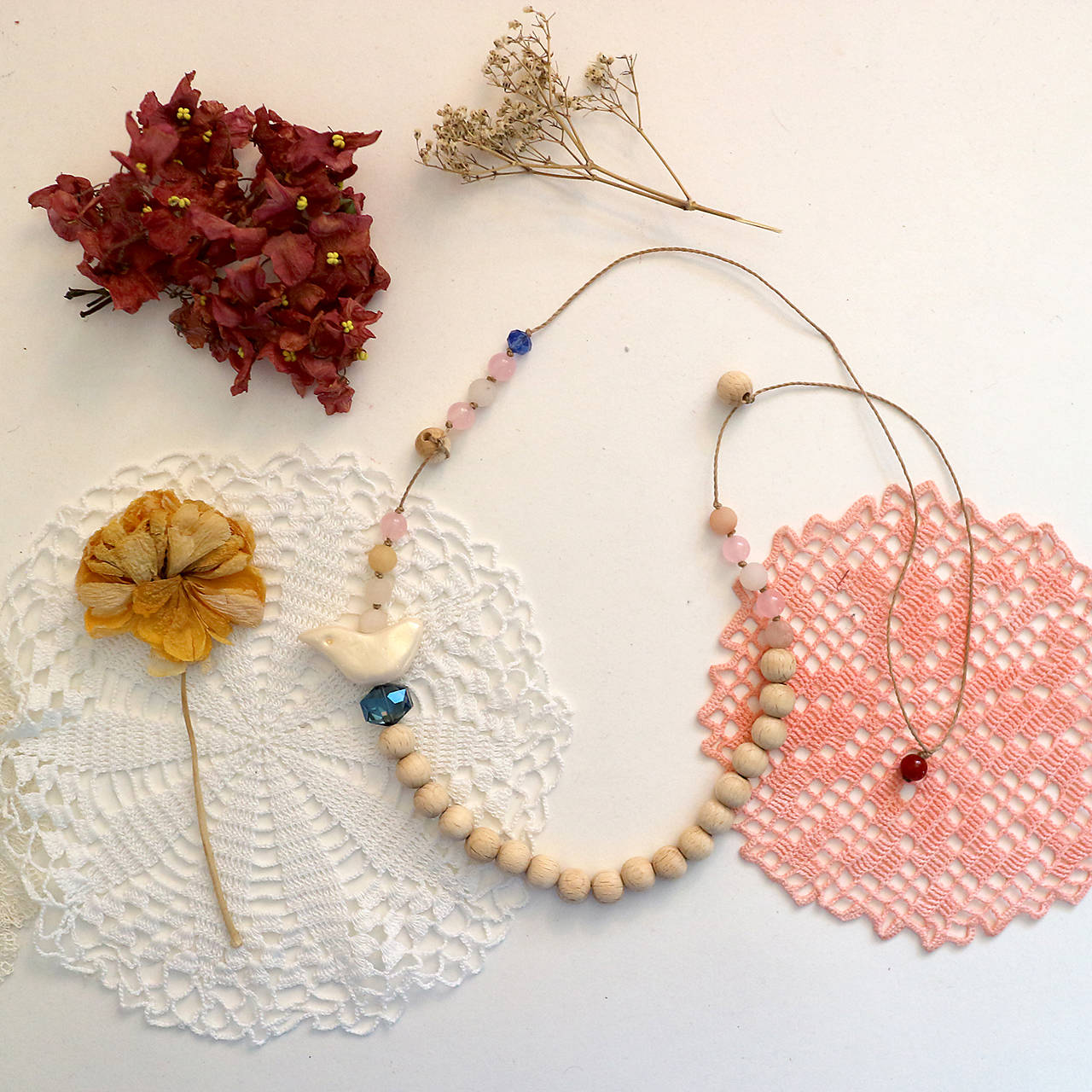 Drobný vtáčik/drevené korálky a avanturín/náhrdelník