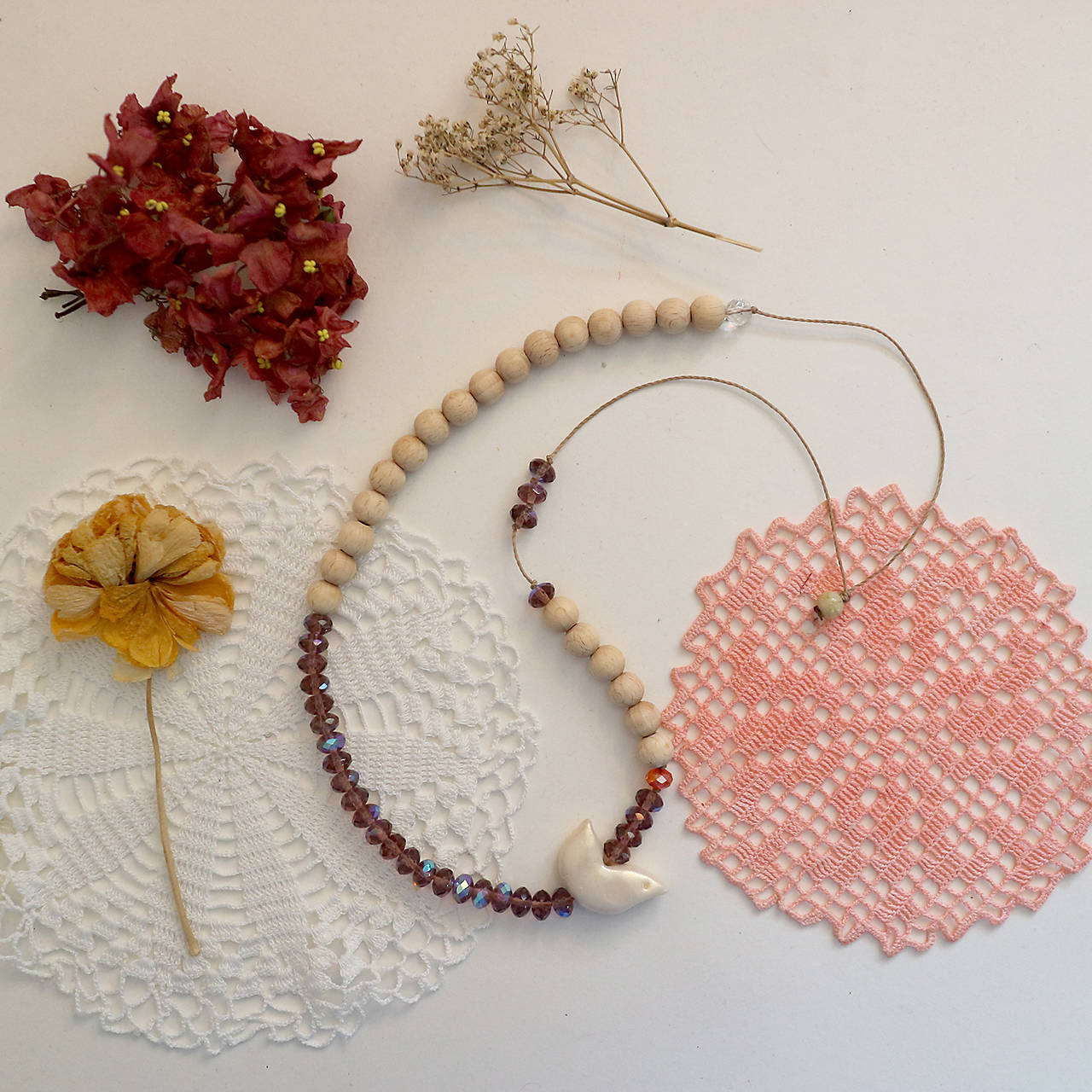 Drobný vtáčik/drevené a sklenené korálky/náhrdelník