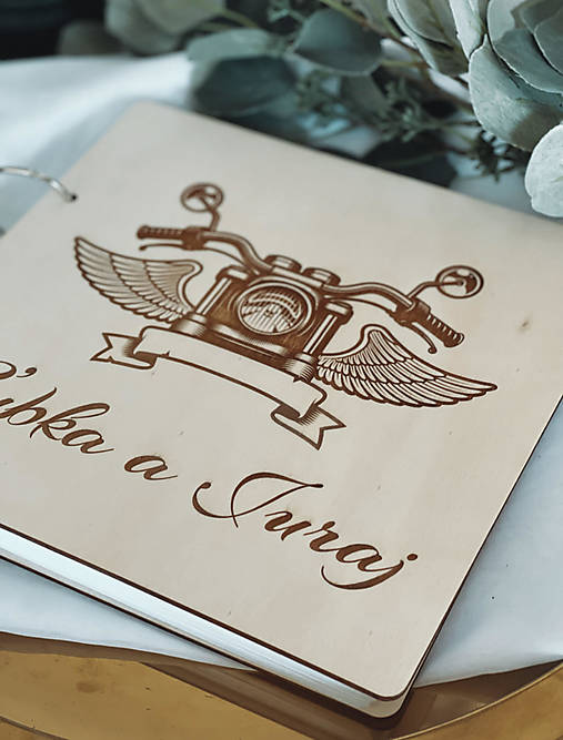 Papiernictvo - Svadobná kniha hostí personalizovaná, drevený fotoalbum - Motorka - 13540931_