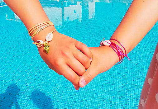 Náramok Mini Nina s kauri mušľami a príveskom Nina kolekcia