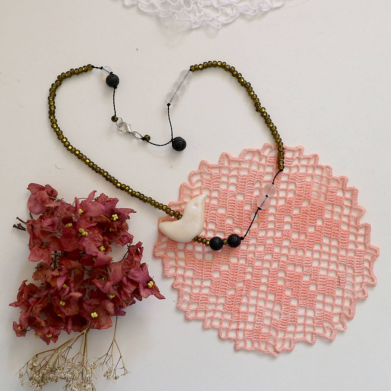 Drobný vtáčik/lávový kameň, kryštál a sklenené korálky/náhrdelník