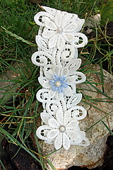  svadobný podväzok Ivory + bledo modré čipkové kvety 2
